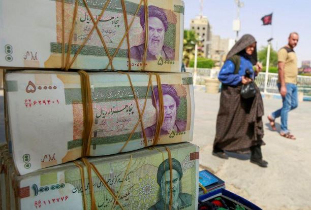 ريالات إيرانية في مدينة النجف العراقية - صورة من أرشيف رويترز.